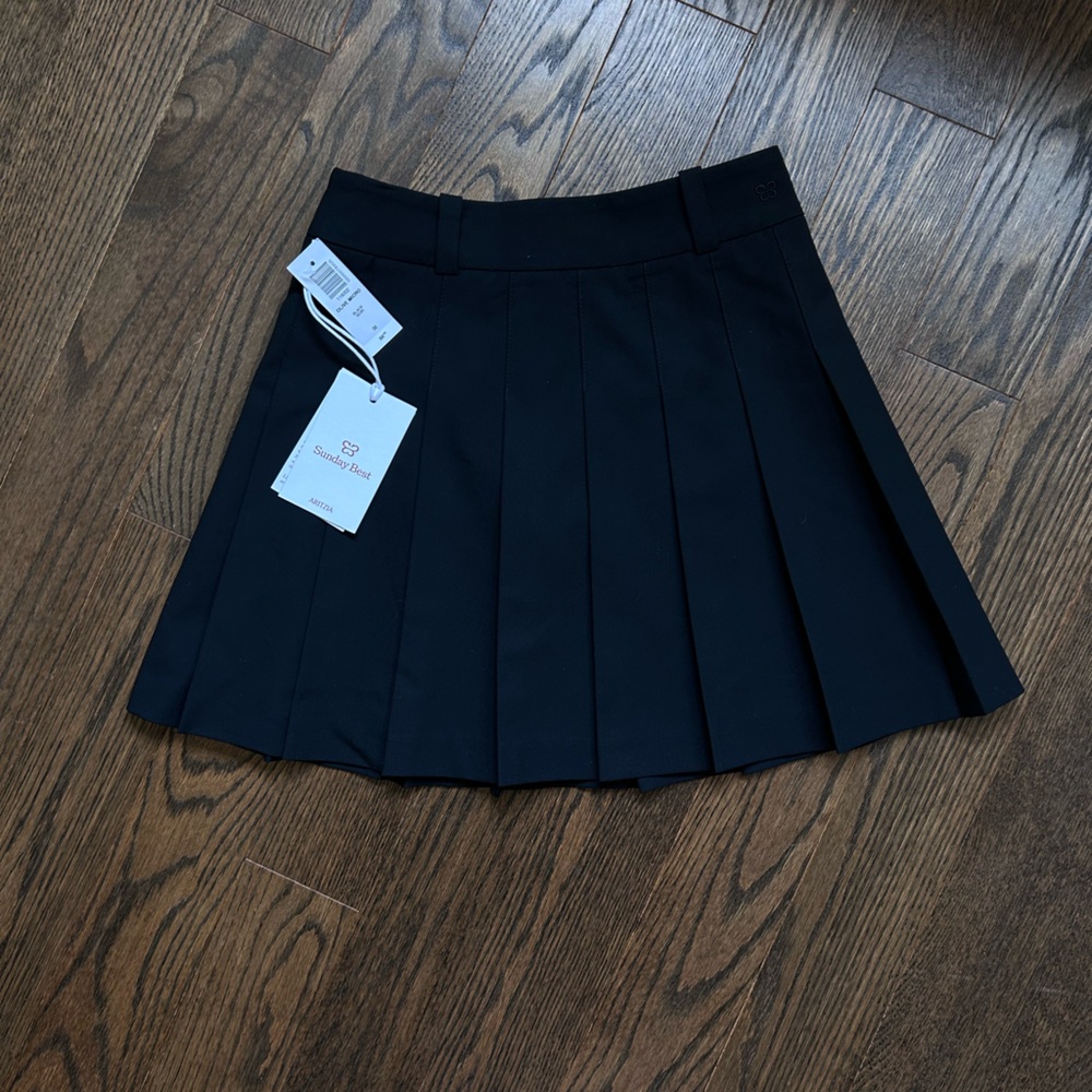NWT Olive Micro Skirt
Pleated high-waisted micro skirt size 00 colour Admiral